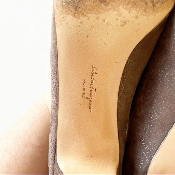 Salvatore Ferragamo Taupe Textured Leather Curved Heel Pumps Metallic Size 8 - Picture 6 of 11